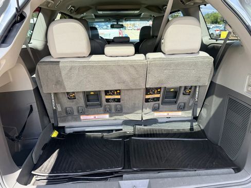 Used 2015 Toyota Sienna XLE Premium image 16