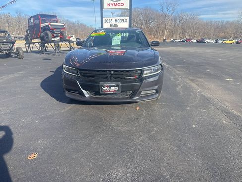 Used 2018 Dodge Charger SXT w/ Blacktop Package RWD image 4