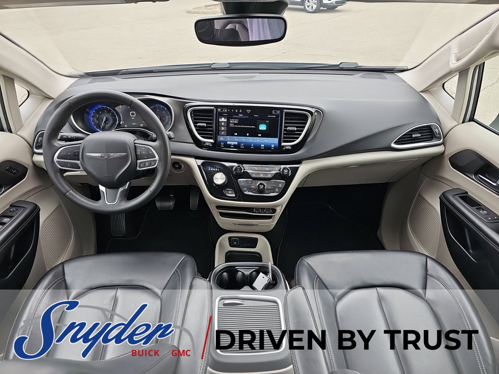 Used 2023 Chrysler Pacifica Touring-L FWD image 4