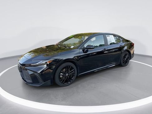 Used 2025 Toyota Camry SE FWD image 1