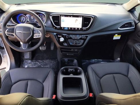 New 2026 Chrysler Pacifica Select image 18