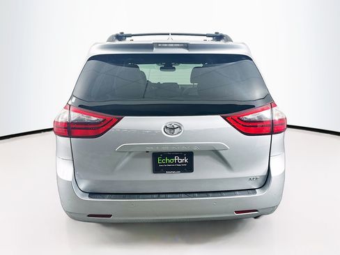 Used 2020 Toyota Sienna XLE Premium FWD image 7