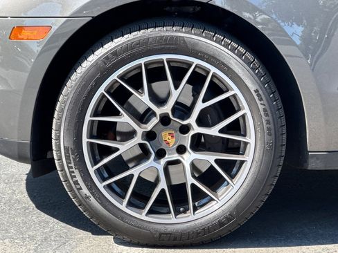 Used 2018 Porsche Macan Sport Edition AWD/4WD image 37