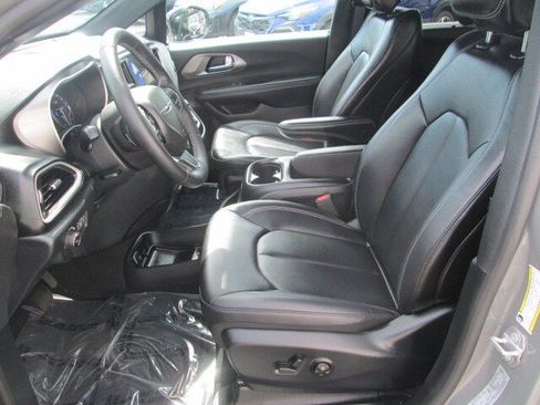 Used 2025 Chrysler Pacifica Select FWD image 9