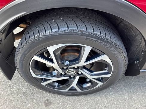 Used 2018 Toyota C-HR XLE FWD image 11