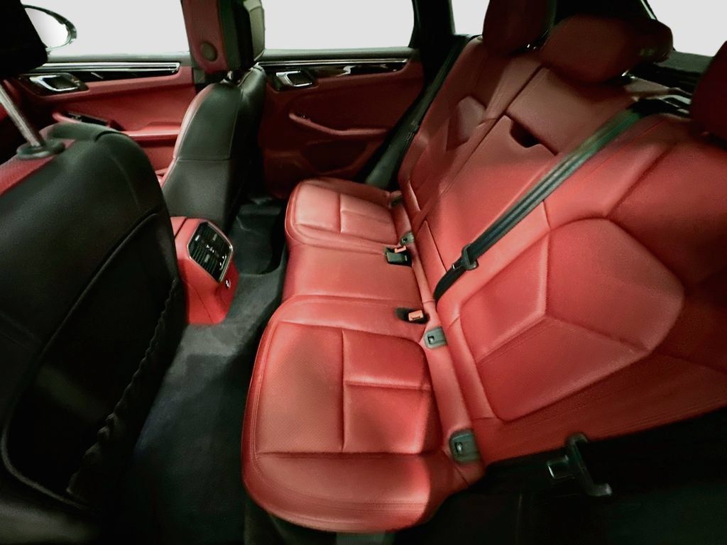 Certified 2025 Porsche Macan AWD/4WD image 25