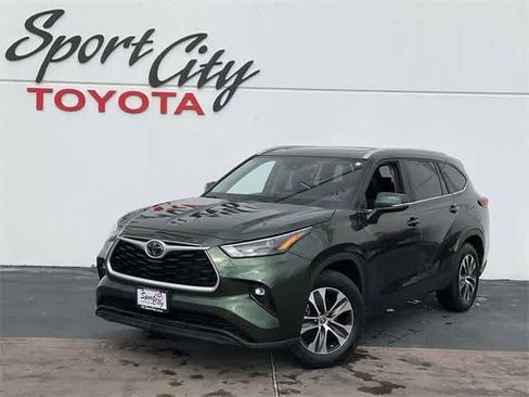 Used 2023 Toyota Highlander XLE image 1