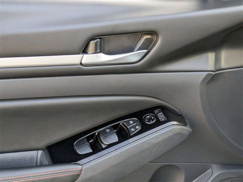 Used 2025 Nissan Altima 2.5 SR image 13