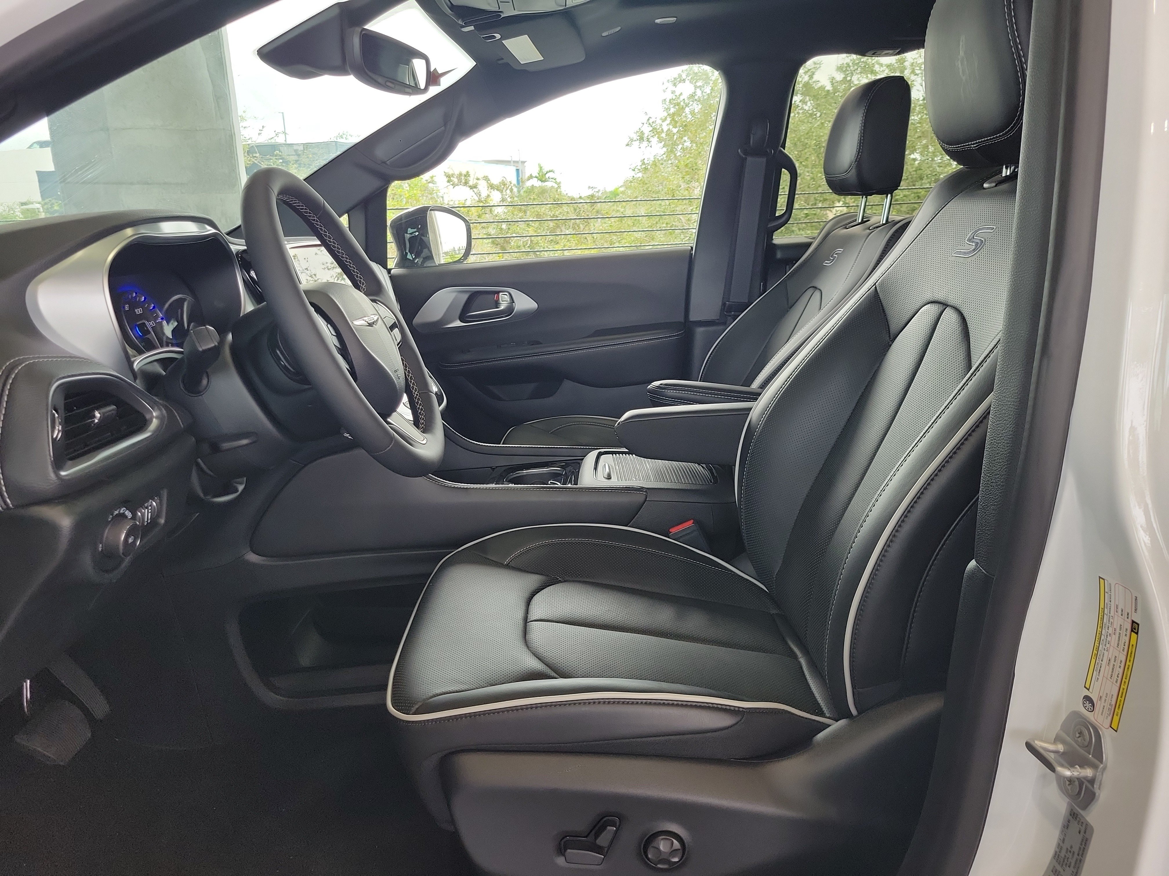 New 2026 Chrysler Pacifica Limited w/ S Appearance Package FWD image 18