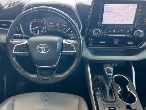 Used 2022 Toyota Highlander XLE AWD/4WD image 11