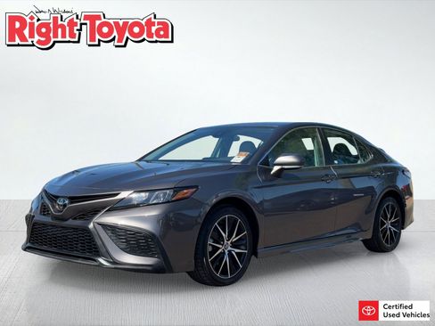 Used 2022 Toyota Camry SE FWD image 1