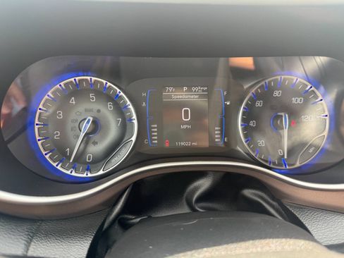 Used 2018 Chrysler Pacifica L FWD image 18