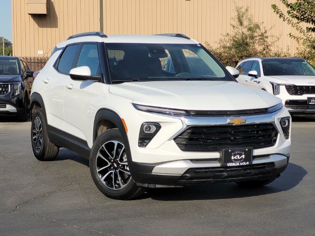Used 2024 Chevrolet TrailBlazer LT FWD image 2