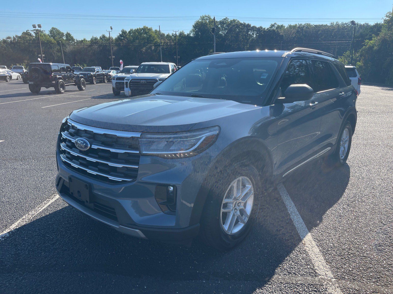 Used 2025 Ford Explorer Active w/ Active Comfort Package RWD image 3
