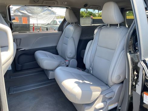 Used 2017 Toyota Sienna XLE w/ XLE Navigation Package FWD image 18