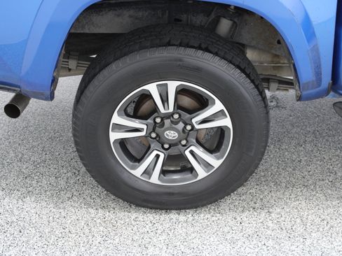 Used 2017 Toyota Tacoma TRD Sport w/ Tow Package RWD image 6