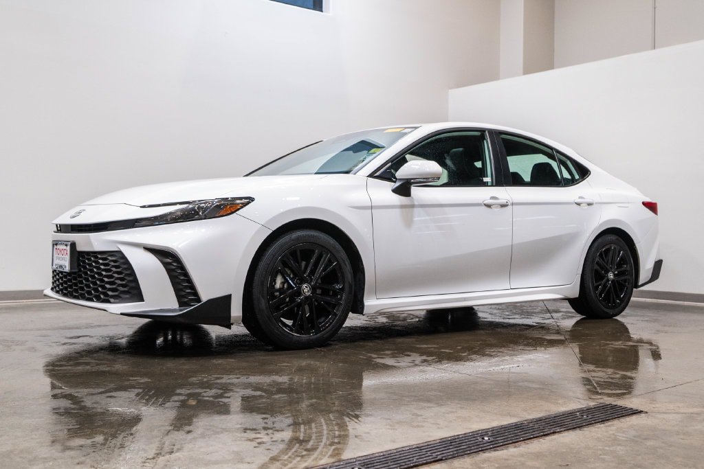 Used 2026 Toyota Camry SE w/ Convenience Package FWD image 3