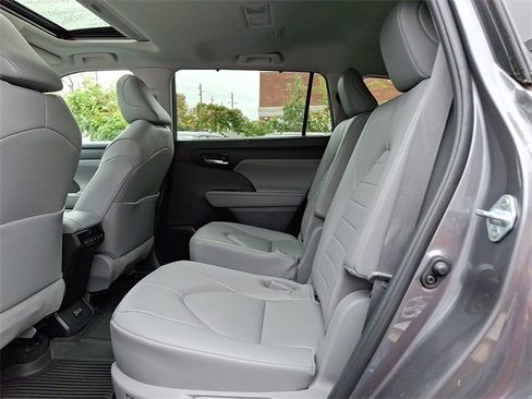 Certified 2023 Toyota Highlander XLE image 10