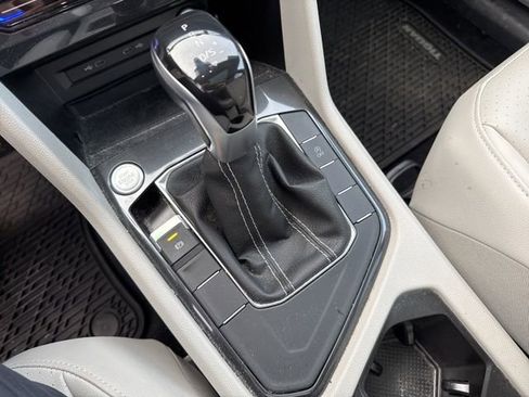 Used 2023 Volkswagen Tiguan SE w/ Panoramic Sunroof Package image 19