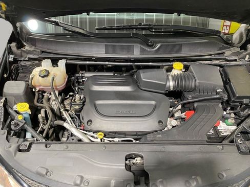 Used 2019 Chrysler Pacifica Touring-L w/ Advanced Safetytec Group FWD image 22