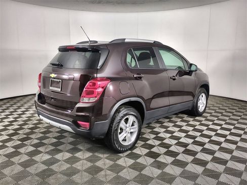 Used 2022 Chevrolet Trax LT w/ LT Convenience Package image 8