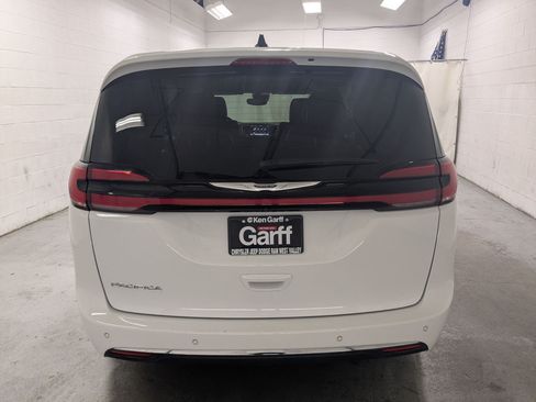 Certified 2024 Chrysler Pacifica Touring-L FWD image 8