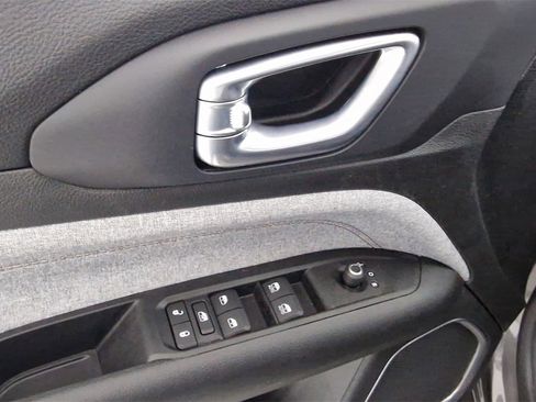 Used 2022 Jeep Compass Latitude image 12