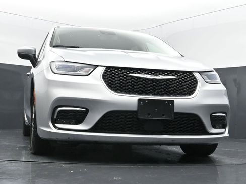 Used 2023 Chrysler Pacifica Touring-L FWD image 42