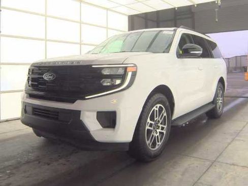 Used 2025 Ford Expedition Active RWD image 2