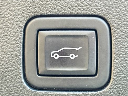 Used 2023 Chevrolet Suburban Premier image 15