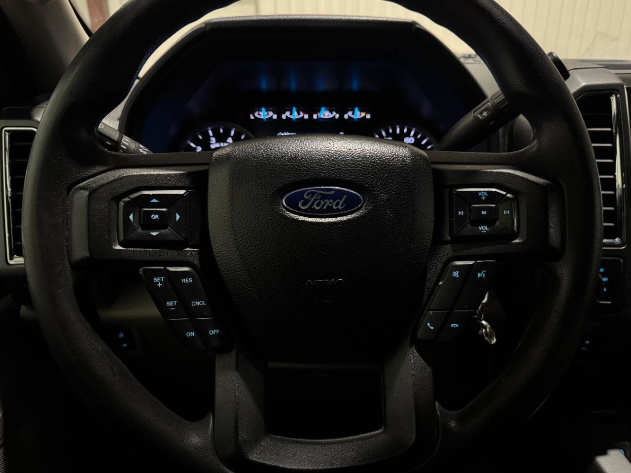 Used 2017 Ford F250 XLT w/ XLT Premium Package AWD/4WD image 22