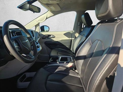 Used 2024 Chrysler Pacifica Touring-L image 15
