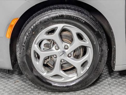 Used 2023 Chrysler Pacifica Limited FWD image 33