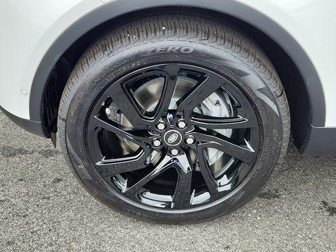 Used 2025 Land Rover Discovery S image 9