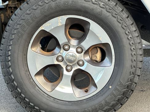 Used 2018 Jeep Wrangler Unlimited Sahara w/ Connectivity Group image 27