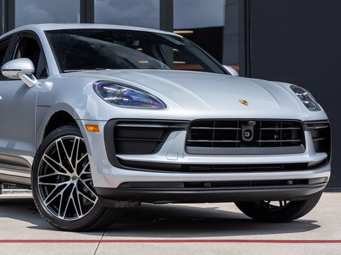 Certified 2026 Porsche Macan AWD/4WD image 9