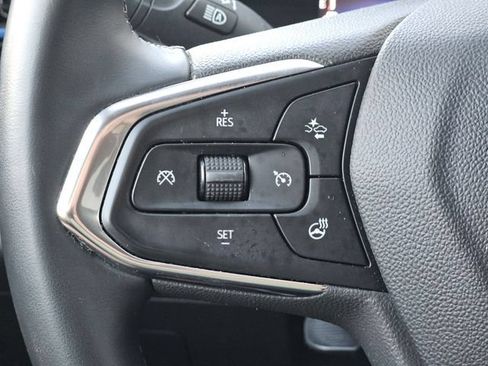 Used 2025 Chevrolet Trax LT w/ LT Convenience Package FWD image 17