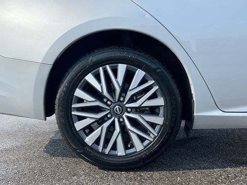 Used 2024 Nissan Altima 2.5 SV image 7