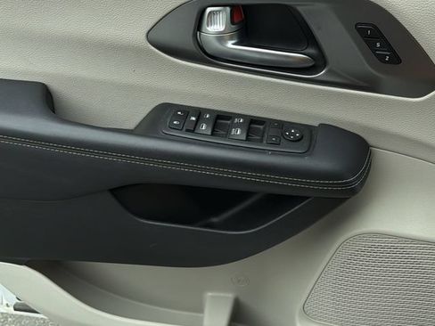Used 2023 Chrysler Pacifica Touring-L FWD image 30
