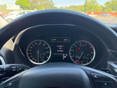 Used 2018 INFINITI QX30 FWD image 9