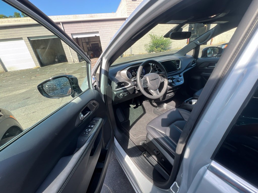 Used 2026 Chrysler Pacifica Select FWD image 2