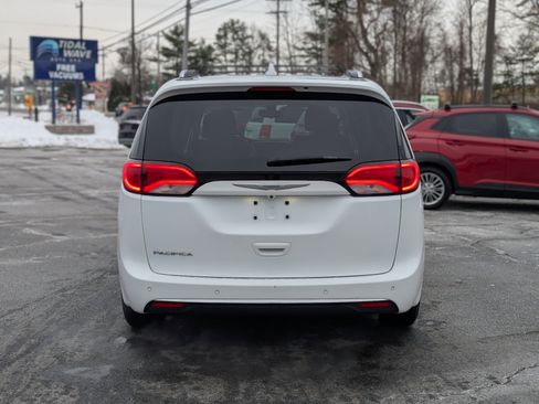Used 2018 Chrysler Pacifica Touring-L image 11