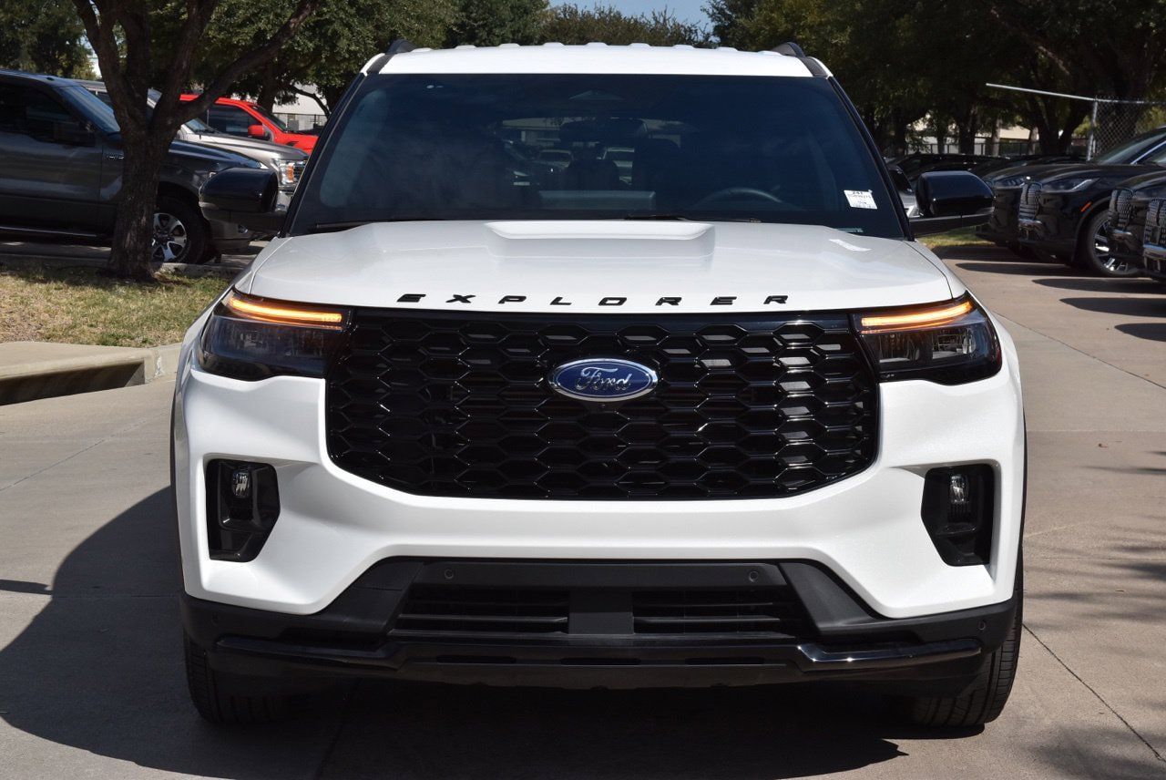 Certified 2025 Ford Explorer ST-Line RWD image 3