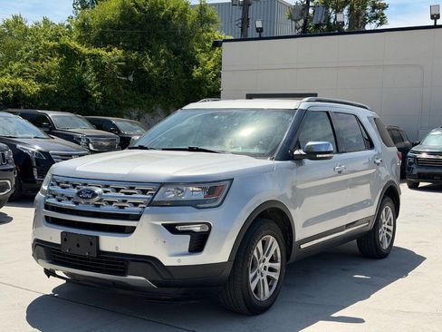 Used 2018 Ford Explorer XLT w/ Equipment Group 202A AWD/4WD image 3