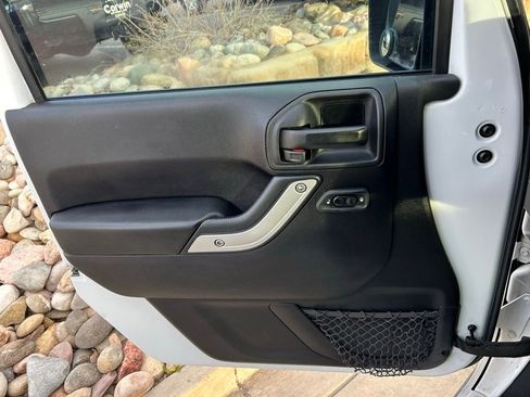 Used 2016 Jeep Wrangler Unlimited Rubicon image 10