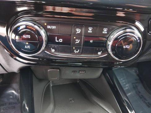 Used 2024 Chevrolet Trax RS w/ Sunroof Package FWD image 22