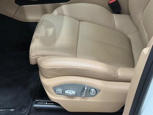 Certified 2025 Porsche Macan AWD/4WD image 26