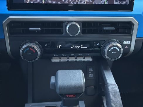 Used 2025 Toyota Tacoma TRD Off-Road image 21