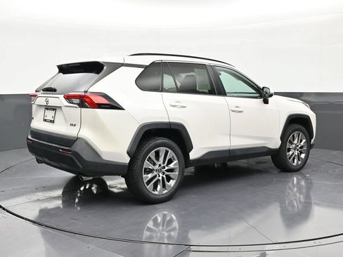 Used 2022 Toyota RAV4 XLE Premium FWD image 5