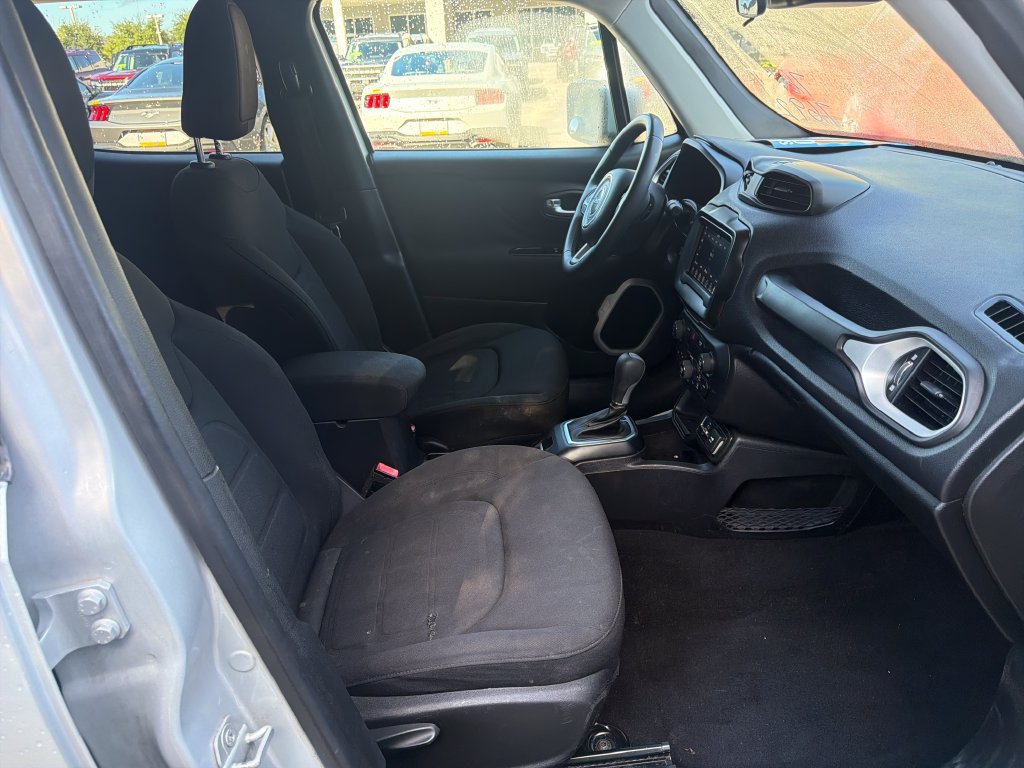 Used 2018 Jeep Renegade Latitude FWD image 30